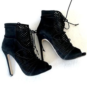 Steve Madden Maddye stiletto Perforated Pep toe lace up booties
